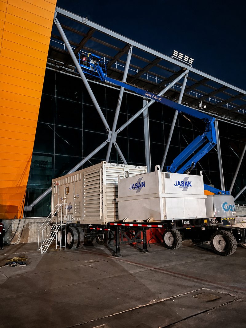 Generador JASAN en plataforma durante obra aeroportuaria nocturna